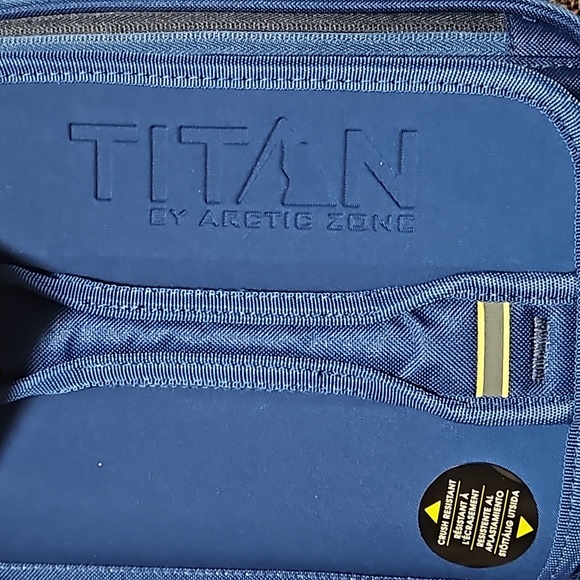 New titan deep freeze expandable lunchbox with container and 2 Ice walls - Picture 10 of 15